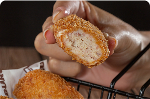 Imagen de unos nuggets de pollo abiertos por la mitad