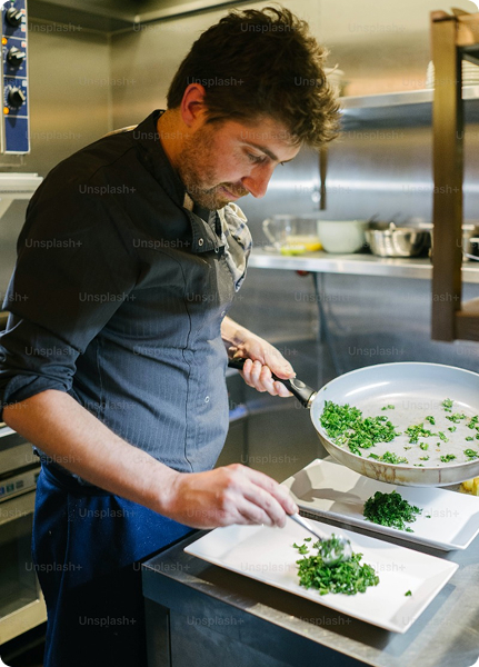 Imagen de un chef cocinando unos platos