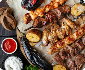 Imagen de varias brochetas de carne cocinadas